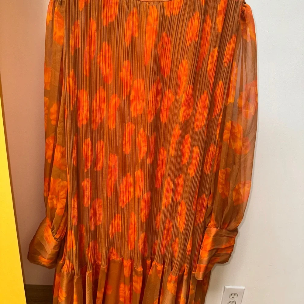 ❌SOLD❌ L'ATISTE Vibrant Orange Long Sleeve Dress - Picture 4 of 8